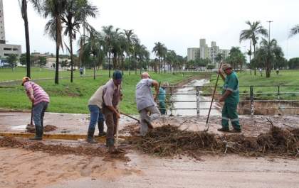 Reconstrução de ponte interdita trecho no Parque do Povo