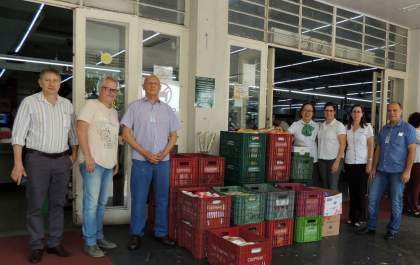 Cooperativas repassam 500 quilos de alimentos a entidade que atende idosos