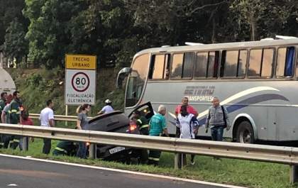 Motorista cai com carro no canteiro central da Rondon