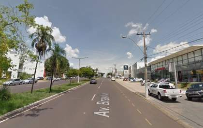 Uma semana após provocar queda de motociclista, homem bate carro em poste