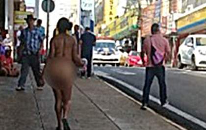 Mulher que andou pelada pelo Centro é reincidente