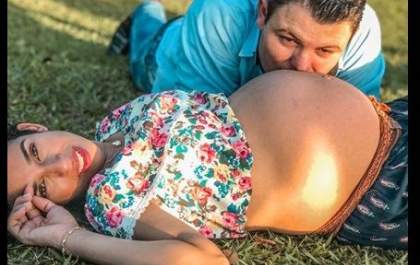 Bebê aparece sentada na foto de ensaio de gestante em Três Lagoas