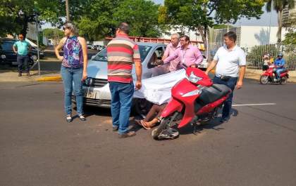 Mais uma jovem se fere ao bater Biz em carro na Brasília
