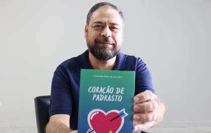 Professor lança livro 'Coração de Padrasto' neste sábado
