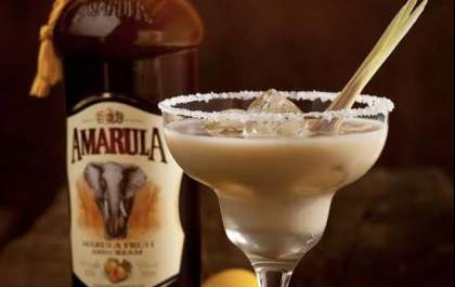 Mulher é presa por furtar garrafas de amarula em mercado