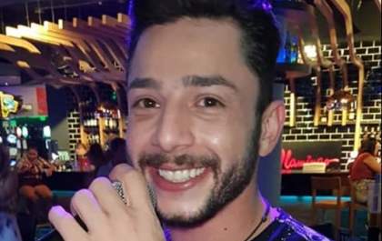 Cantor sertanejo morre ao perder controle de carro e colidir contra árvore