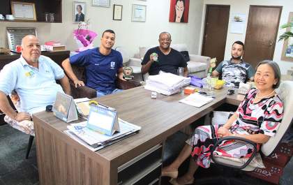 Tamiko recebe nadador andradinense destaque internacional
