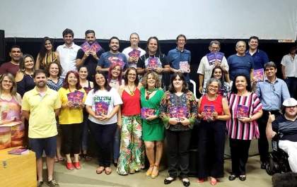 Autores de Ilha Solteira lançam livro ´Ilhados´