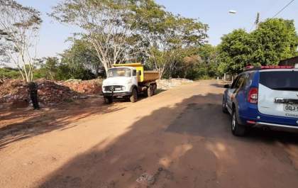 Motorista é flagrado descartando entulho em área no Guanabara