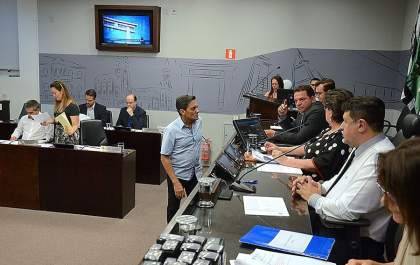 Em votação apertada, Câmara rejeita mudança em voto de aplauso