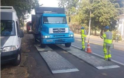 Fiscalização autua 21 motoristas de caminhões por excesso de peso