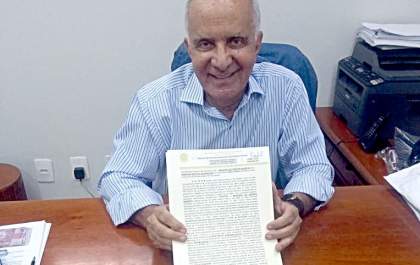 Prefeitura entrega de mais uma escritura no Complexo Hortifrutigranjeiro