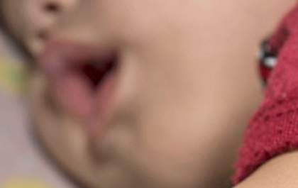 Pai preso por morder a filha de dois meses na sexta-feira 13