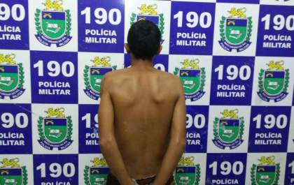 Jovem é flagrado embalando cocaína em casa na Vila Piloto