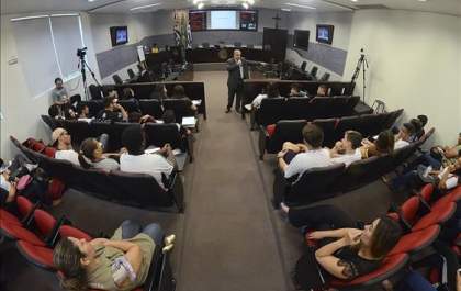 Juiz Emerson Sumariva Júnior palestra a alunos de Araçatuba
