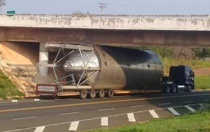 Leitor flagra carga de caminhão presa em pontilhão