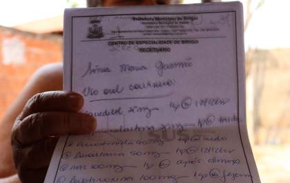 Idosa sofre com falta de medicamentos para o coração e saúde mental