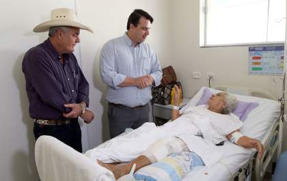 Guerreiro visita e conversa com pacientes no Hospital Auxiliadora