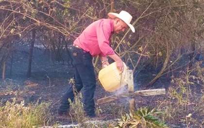 Prefeito apaga fogo em cruz de madeira ás margens de rodovia em Três Lagoas