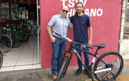 Jovem que fez apelo após ter bicicleta roubada ganha uma nova de presente