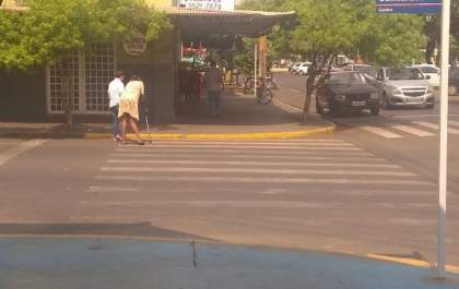 Funcionária da casa de suco dá exemplo e ajuda idosa com limitações a atravessar a rua