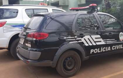 Homem bêbado causa confusão após bater em portão e xingar moradora