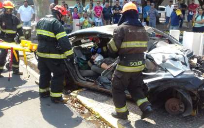 Bombeiros chamam a atenção em simulado de resgate a vítimas de acidente