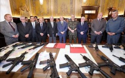 TJ-SP entrega 17 fuzis para forças de segurança e um para o Exército