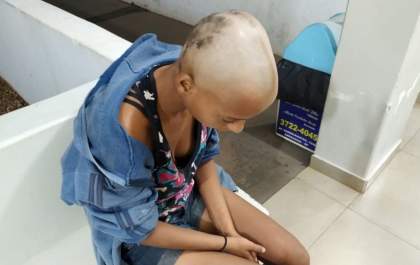 Mãe raspa cabeça de filha e posta em redes sociais. Acabou presa