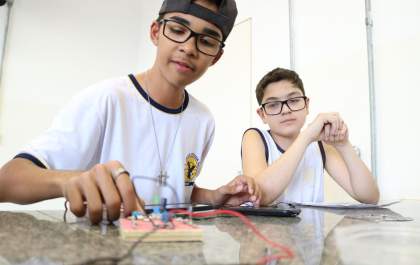 Estudantes do 8º ano usam sucata para construir carregador de celular sustentável