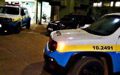 Homem embriagado, quebra móveis, o carro e tenta agredir mulher no Paranapungá