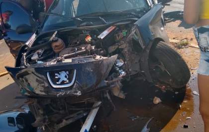 Grave acidente neste domingo deixa carro destruído e uma mulher inconsciente