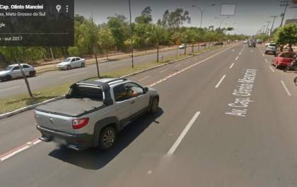 Motociclista não respeita faixa de pedestre e colide em carro&nbsp;