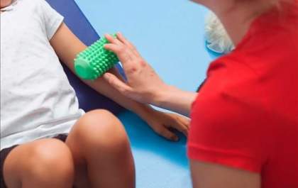Funcionária de Prefeitura terá jornada reduzida para acompanhar tratamento da filha com autismo