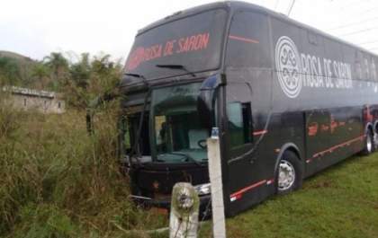 Acidente com ônibus da banda Rosa de Saron mata um