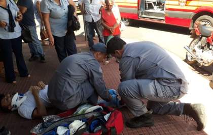 Motociclista fica ferido em colisão com carro na Tiradentes