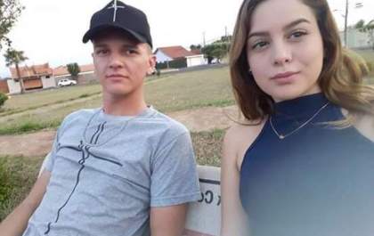 Casal de jovens morre após cair com moto