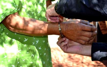 Homem aproveitava saída da esposa para abusar de enteadas de oito e 10 anos