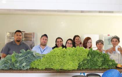 SEMEA e Viveiro Municipal realizam doação de verduras para Lar dos Idosos