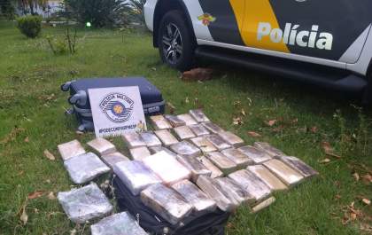 Adolescente é flagrado em ônibus com cocaína e maconha