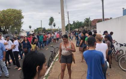 Fila da biometria dá a volta no quarteirão em Três Lagoas