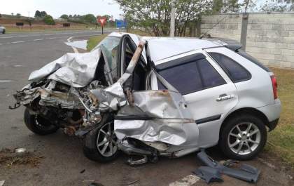 Motorista na contramão provoca acidente, morre e mata professora
