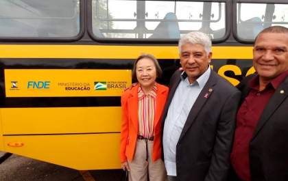 Tamiko recebe novo ônibus para transporte escolar