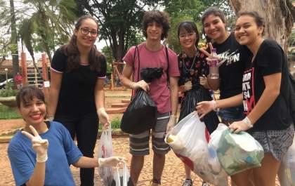 Alunos realizam limpeza voluntária em praça
