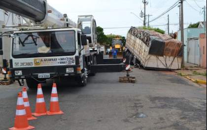 Carreta é engolida após asfalto ceder