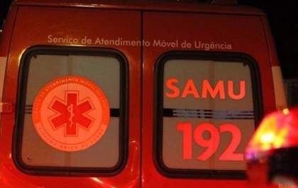 Jovens que estavam em moto ficam feridos em acidente no São José