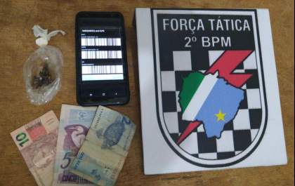 Após ação da Força Tática, homem é preso por tráfico e outro por receptação