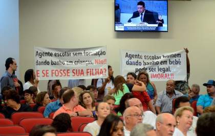 Mães protestam contra homens dando banho em bebês em creches