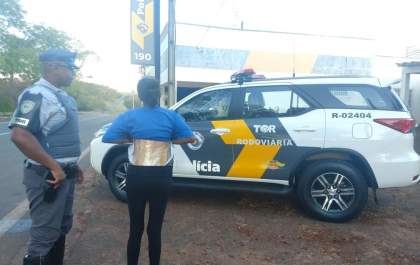 Mulher é presa com 3kg de pasta base de cocaína presos à cintura