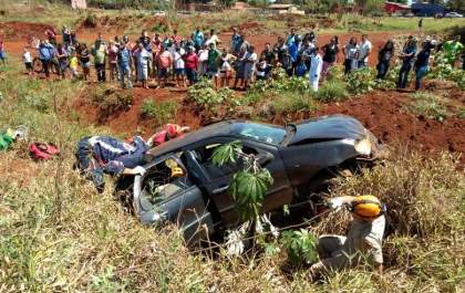 Mulher fica ferida ao perder controle de carro e cair em ribanceira&nbsp;